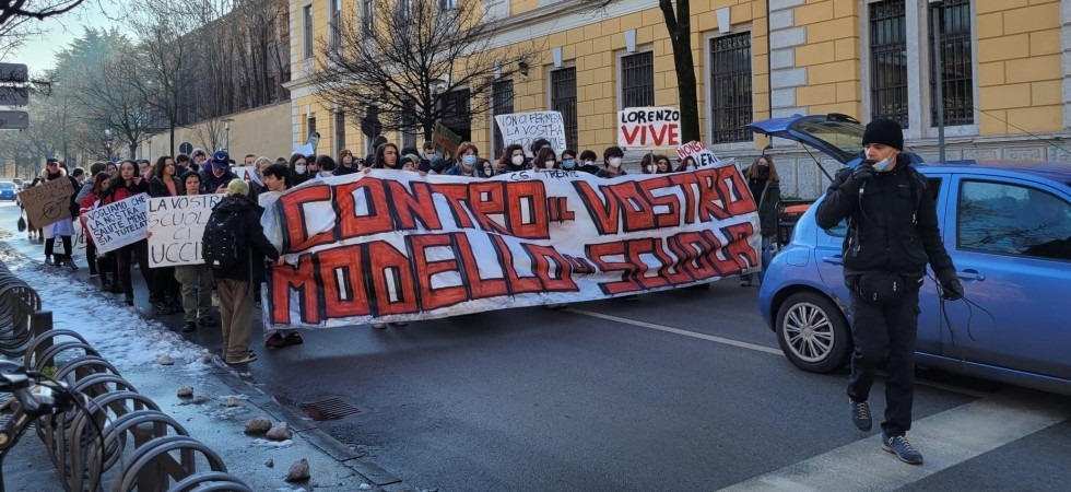 Protesta studentesca, bloccato il traffico in centro: No a un modello di scuola costruito sullo sfruttamento e sulla